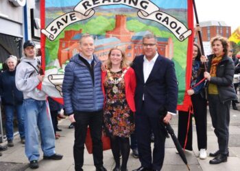 MPs demonstrate to save Reading Gaol